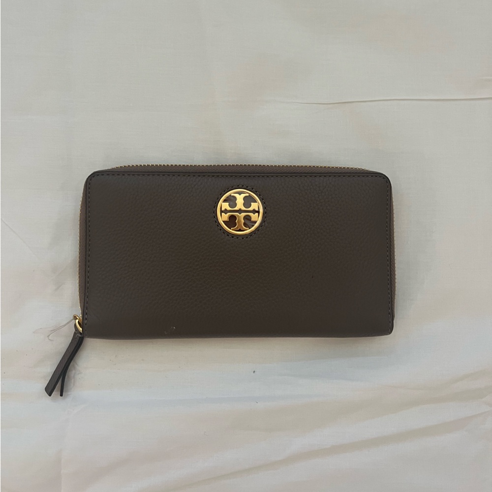 Beautiful Tory Burch wallet Silver Maple Long Wallet!